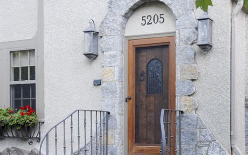 Entryway with detailed edging around fieldstone arch